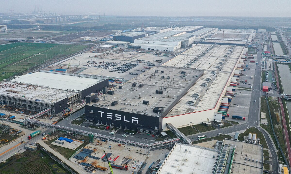 Производство электромобилей Tesla в Шанхае. Фото: VCG