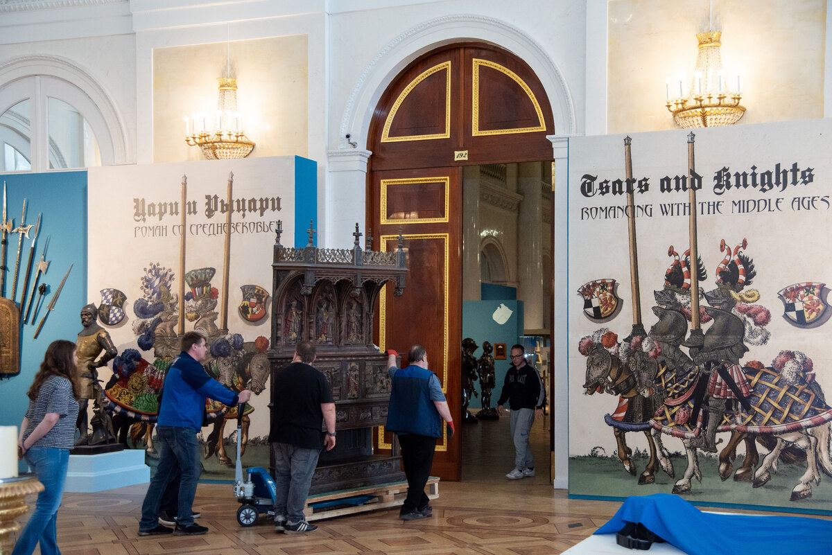Монтаж экспозиции "Цари и рыцари. Роман со Средневековьем"