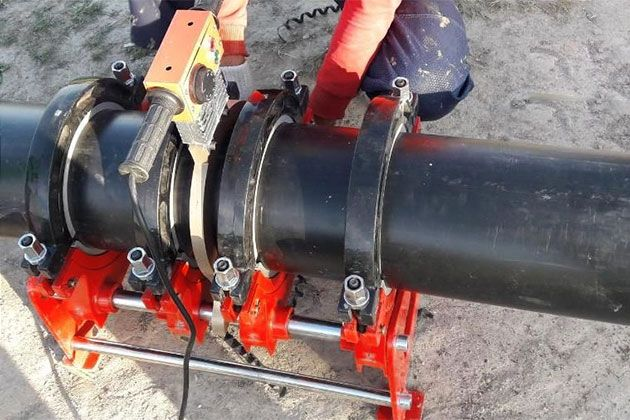 Стыковая сварка труб ПНД используется обычно для монтажа напорных трубопроводов, газопроводов и канализации. Сварные соединения при этом не должны уступать в прочности исходной трубе – ни по краткосрочным, ни по долгосрочным прочностным характеристикам.