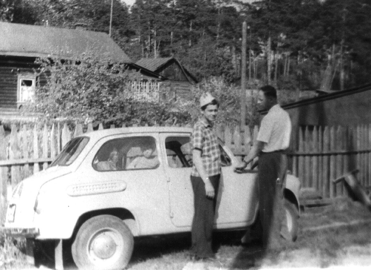 Вот эта машина. Дед спиной. Отец в клетчатой рубашке. Начало 1960-х. Барвиха. Одинцовский район. Меня пока нет даже в планах...