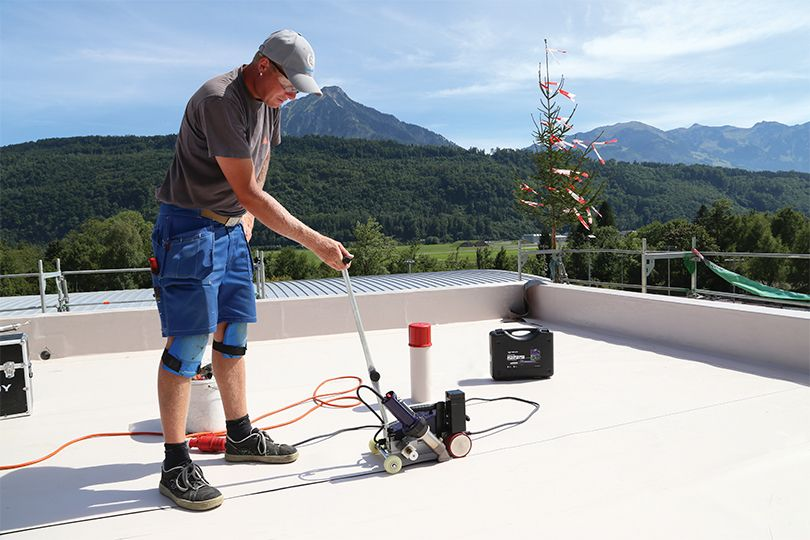 На сегодняшний день полимерная кровля – надежный, простой в укладке и долговечный материал для отделки крыш. Сварка кровельных мембран наиболее надежный способ их соединения. Это ответственный процесс, который требует навыков и подготовки, ведь от качества монтажа мембраны зависит долговечность всей конструкции. 