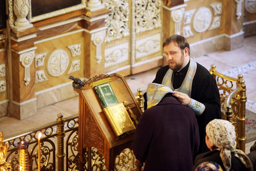 Перед великим постом исповедь и причастие. Епитрахиль Исповедь. Батюшка на исповеди. На исповеди у батюшки. Исповедь в храме.