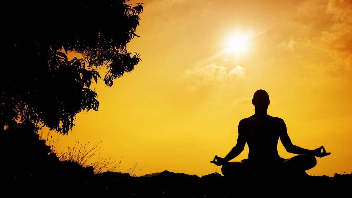 Медитирующий йог. Медитация на закате. Медитация мужчина. Мужчина медитирует. Мужчина медитирует на закате.