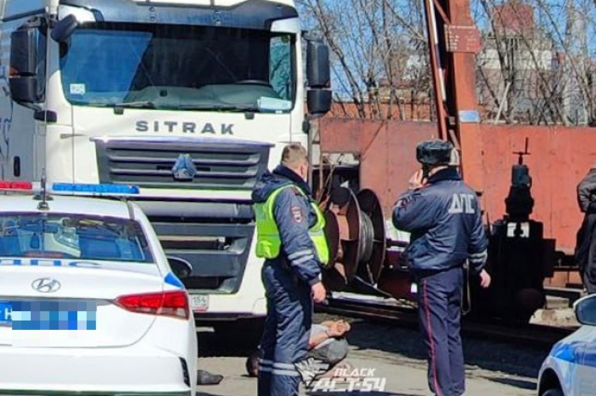    В Новосибирске сотрудники ГИБДД остановили «КАМАЗ», побивший автомобили