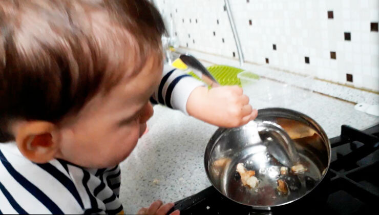 Костик играет в повара