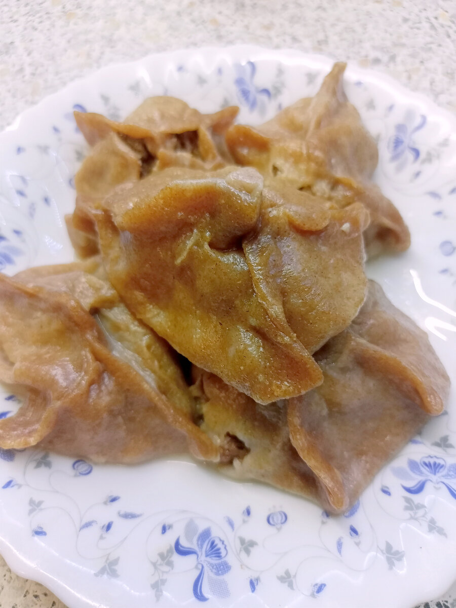 Оттенок теста непривычно-коричневый, вкус похож на гречку