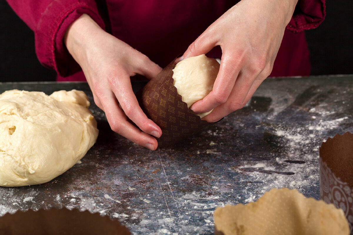 Перекладываем  тесто в подготовленные формы