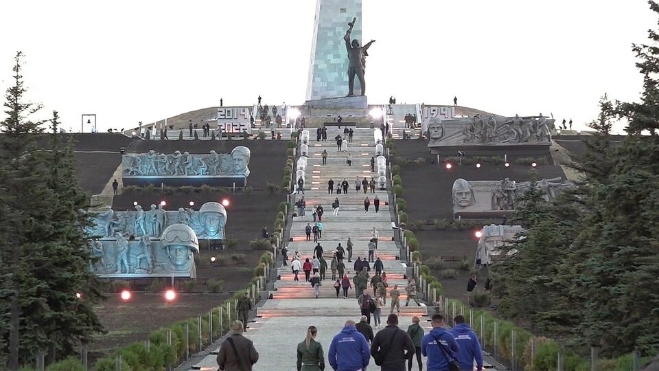 2022 г. Около 18,00 включается подсветка, пилоны с лицами героем освещают с 3-х сторон.