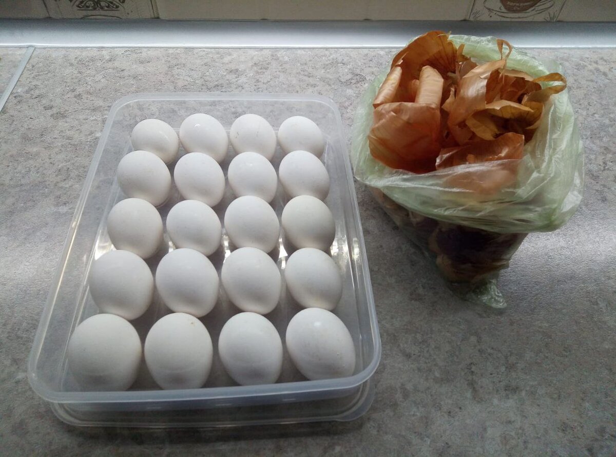 Всё что нам понадобится, яйца, много шелухи и соль.