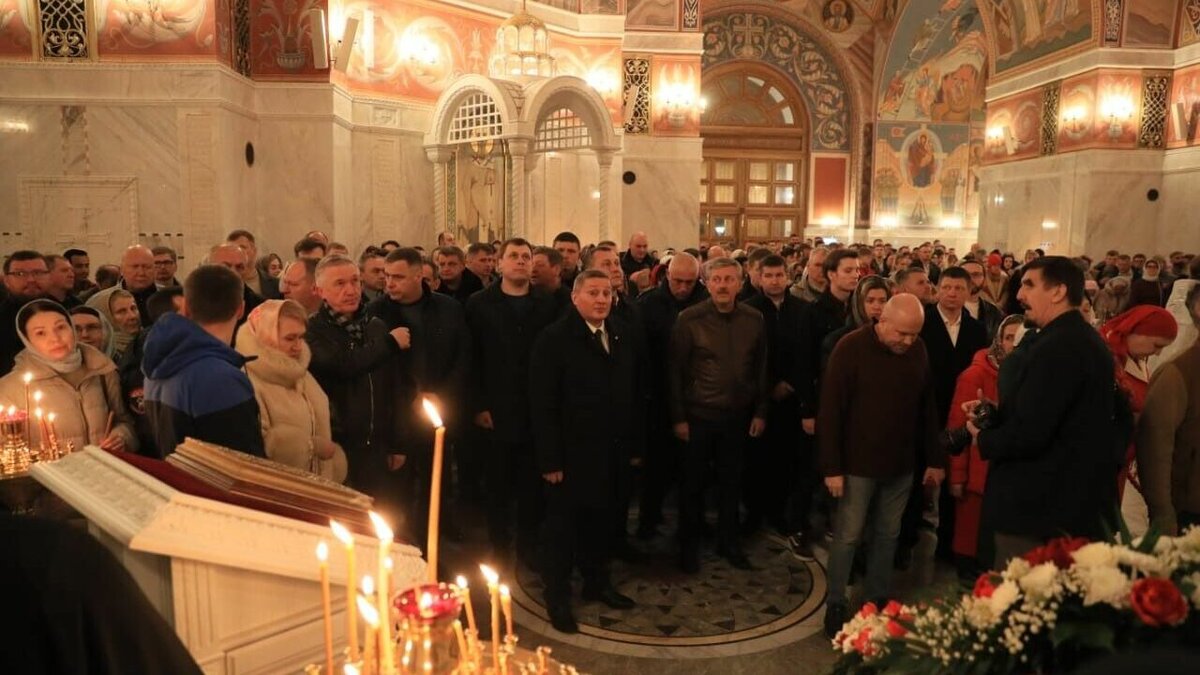     Глава Волгоградской области Андрей Бочаров по телефону поздравил высшее духовенство РПЦ в нашем регионе с праздником Пасхи.