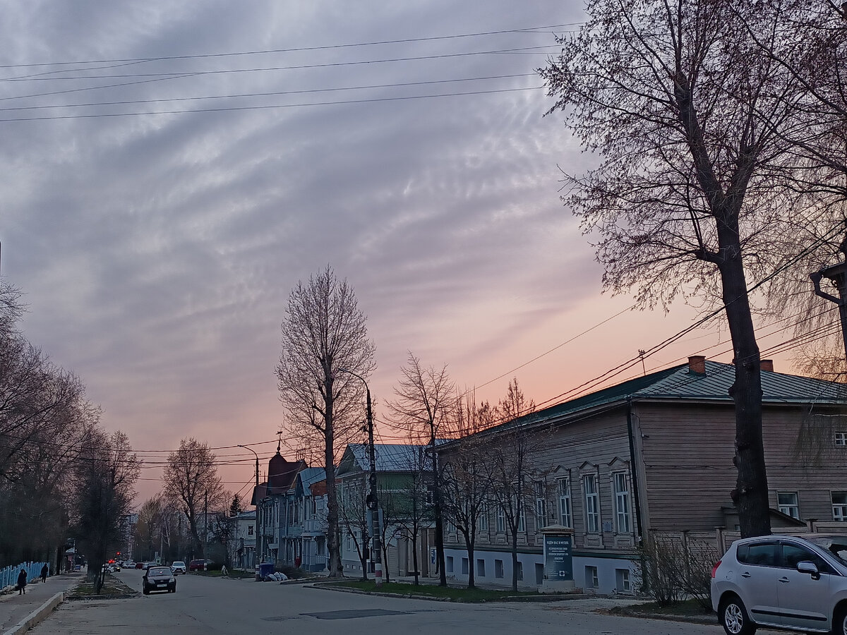 Вид на музей (здание справа) и закатную улицу Льва Толстого
