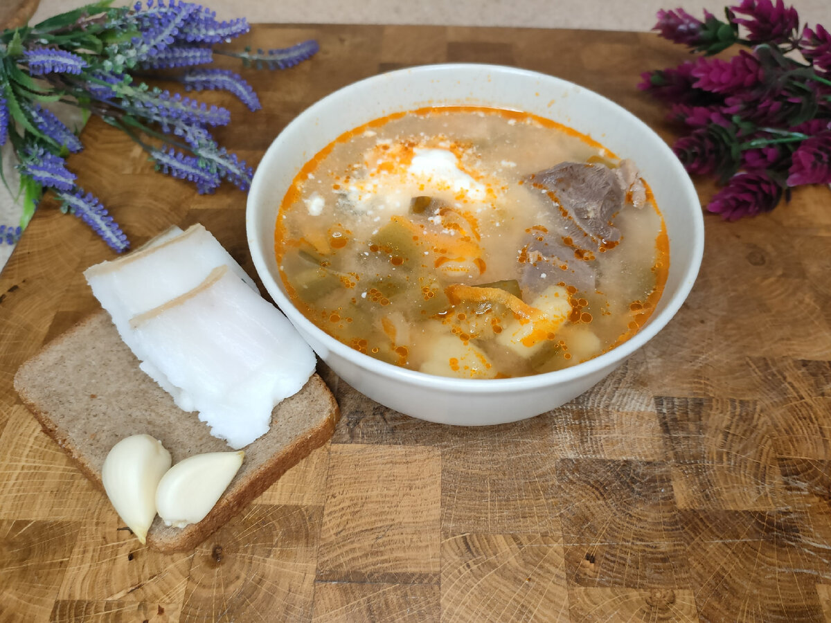                                       С салом, сметанкой и чесночком - ммм)))