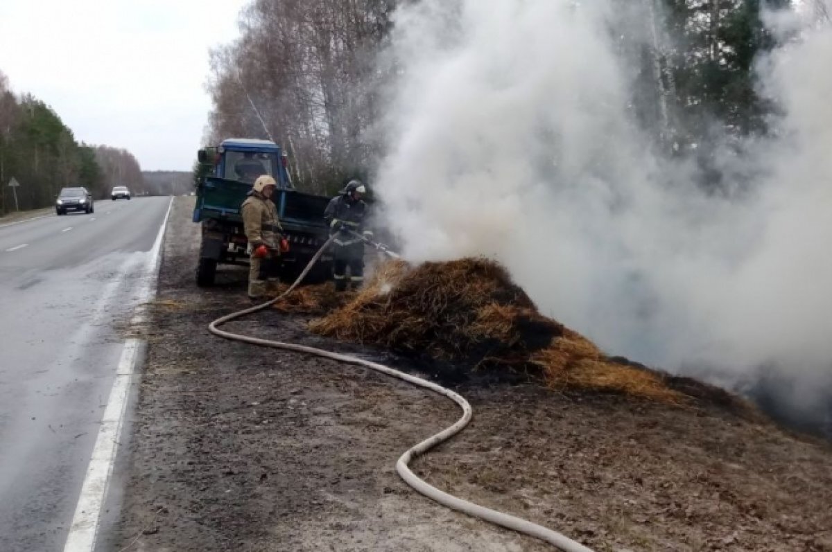    Трактор с соломой загорелся на трассе в Чкаловском округе