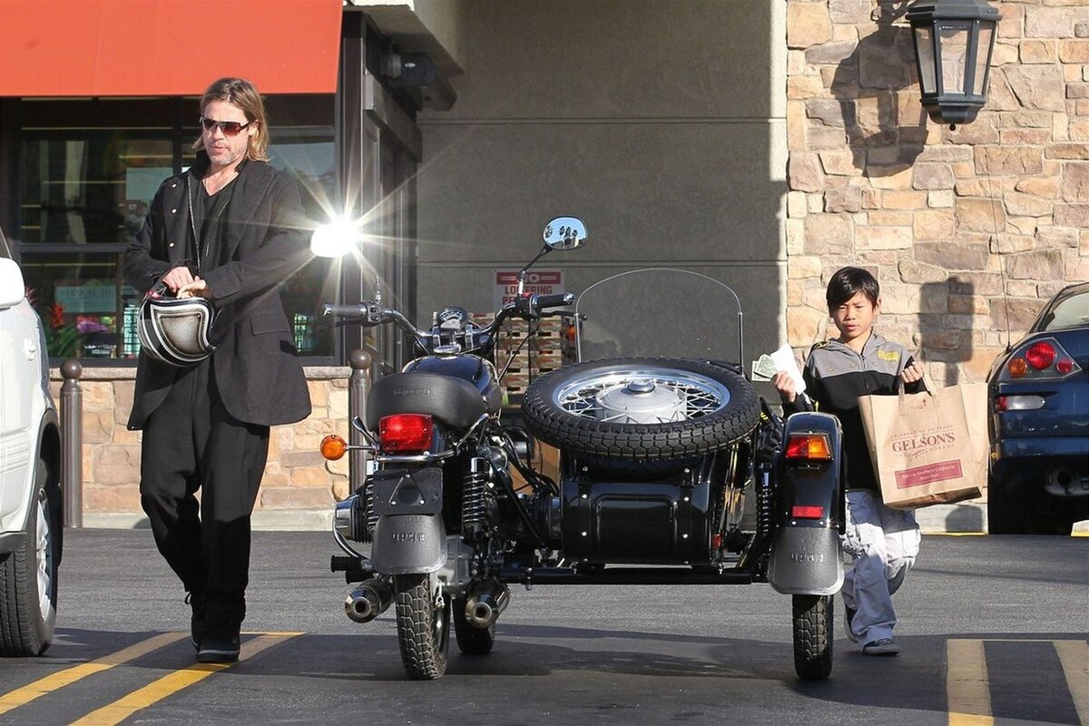 Брэд Питт с сыном возле своего мотоцикла марки "Урал"