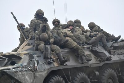    Военнослужащие на бронетранспортере БТР-80 ©Михаил Воскресенский РИА Новости