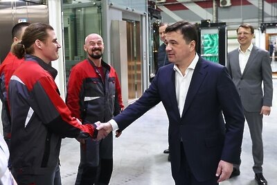    Губернатор Подмосковья Андрей Воробьев и депутат Госдумы, член фракции «Единая Россия» Сергей Колунов посетили Cерпуховский лифтостроительный завод © Антон Чернов, «Подмосковье Сегодня»