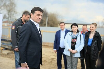   Губернатор Подмосковья Андрей Воробьев проверил ход строительства нового пешеходного перехода через ж/д в Серпухове ©Константин Семенец