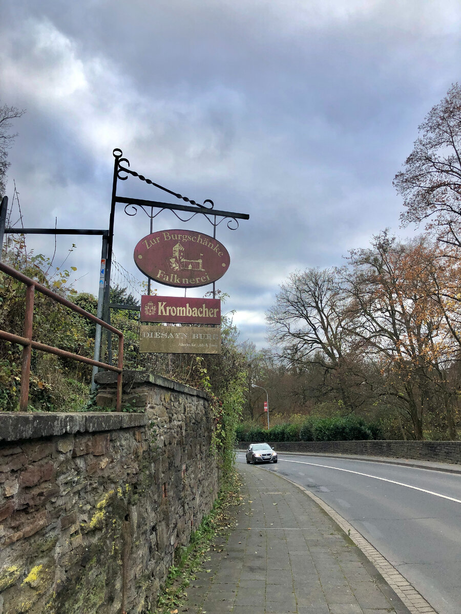 По дороге к заброшенному замку. Нужно было зайти в эту калитку и подняться вверх в гору по заросшей тропинке.