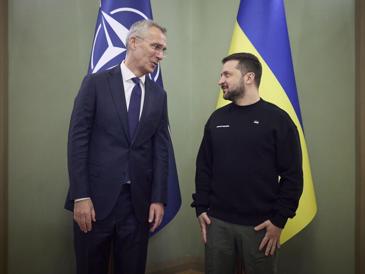    Генеральный секретарь НАТО Йенс Столтенберг и президент Украины Владимир Зеленский во время встречи в Киеве© AP Photo / Ukrainian Presidential Press Office
