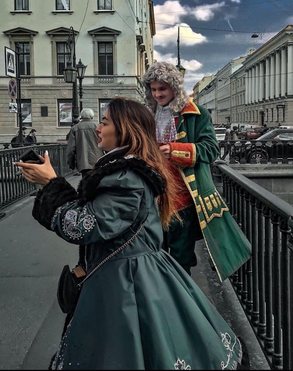 Заманивают доверчивых туристов речами славными да обликом царственным, а ты потом им денег немеряно должен 