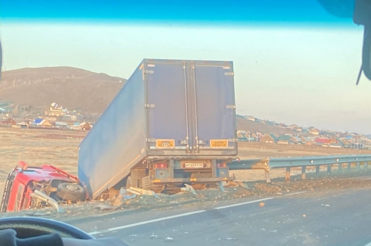    Фура слетела с трассы после столкновения с легковушкой в Забайкалье