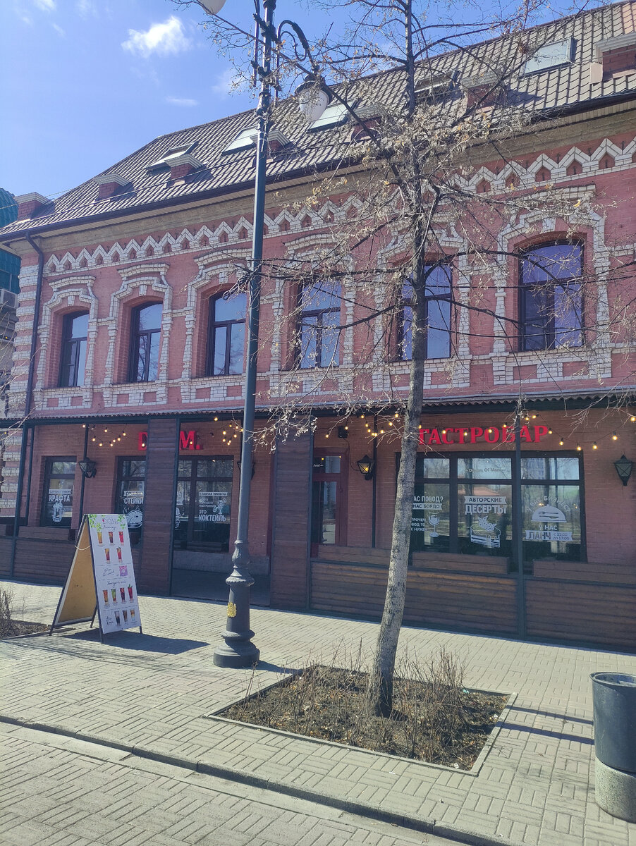 К сожалению не нашла информацию про многие здания. Архитектура здания красивая. 