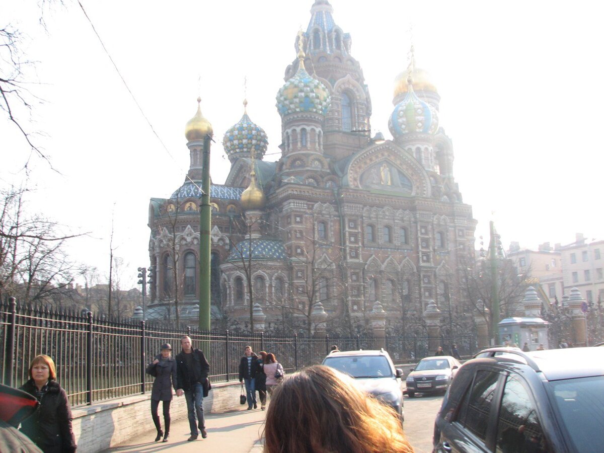 Одно из культовых мест в Петербурге – Храм во имя Воскресения Христова получил в народе название «Спас на Крови». Он был возведен в память о трагической кончине императора Александра II. Собор стоит над местом смертельного ранения государя