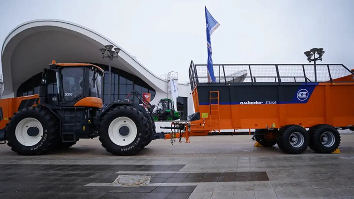 Фото: amkodor.by Разбрасыватель AMKODOR STS212B с трактором AMKODOR 5300
