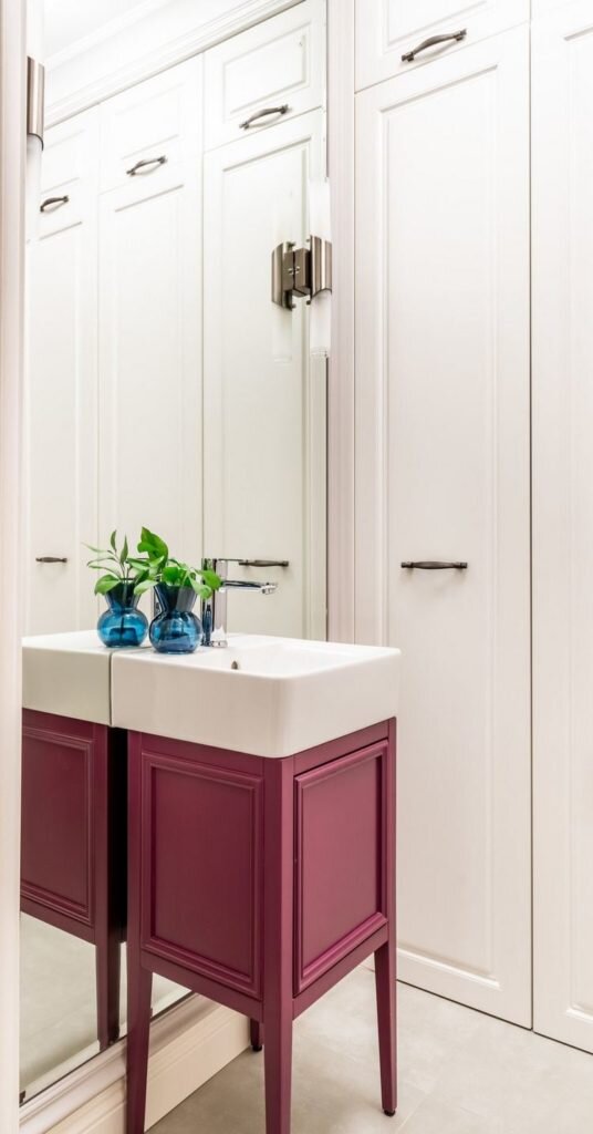 На месте кухни разместили полноценную спальню. Из однушки - необычная двушка