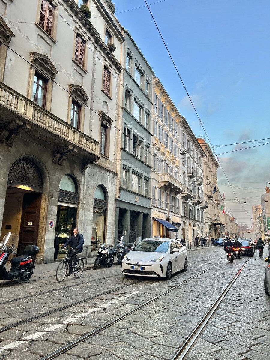 Via Dante, Milan, Italy фотография Stock Adobe Stock