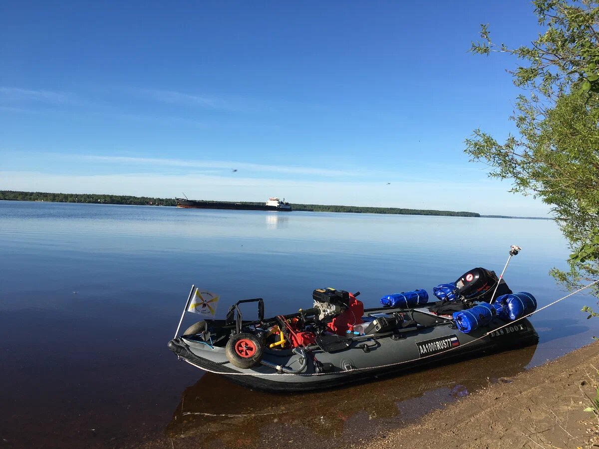 Лодка Дас Бот в полной экикперовке, Волга. Фото https://dzen.ru/a/ZCkQXiREJmUxKtTi?share_to=link