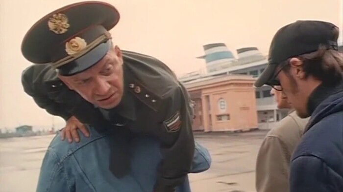 Прапорщик - один из самых колоритных персонажей фильма. |Фото: YouTube.