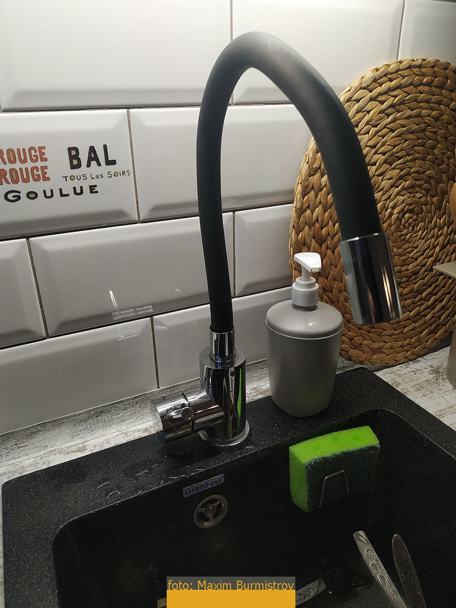 Кран на кухне, о котором мечтала жена, оказался сплошным разочарованием: вода на бортике мойки - это из него.