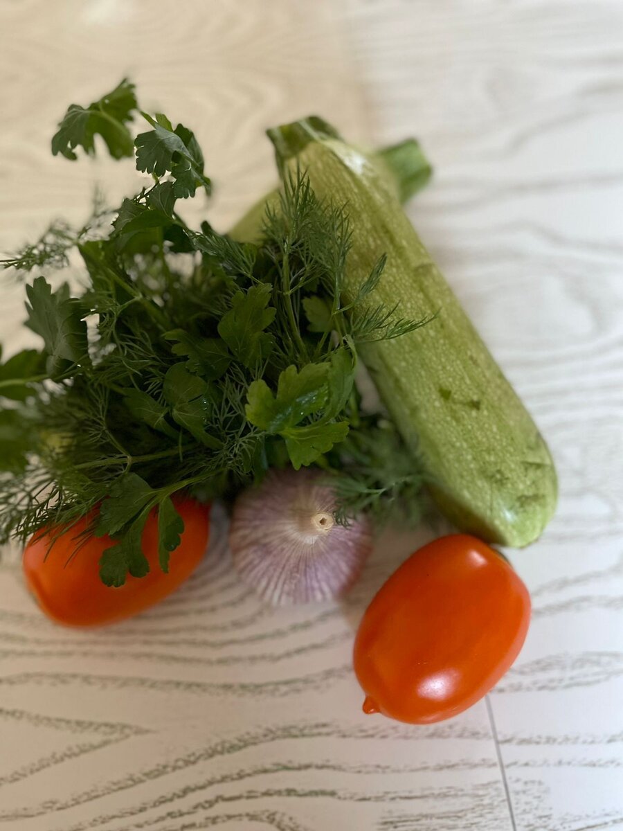 Нам понадобится :
-2 кабачка
-томаты 2 шт
-чеснок
-адыгейская соль
-зелень по вкусу 
-пищевые дрожжи
 