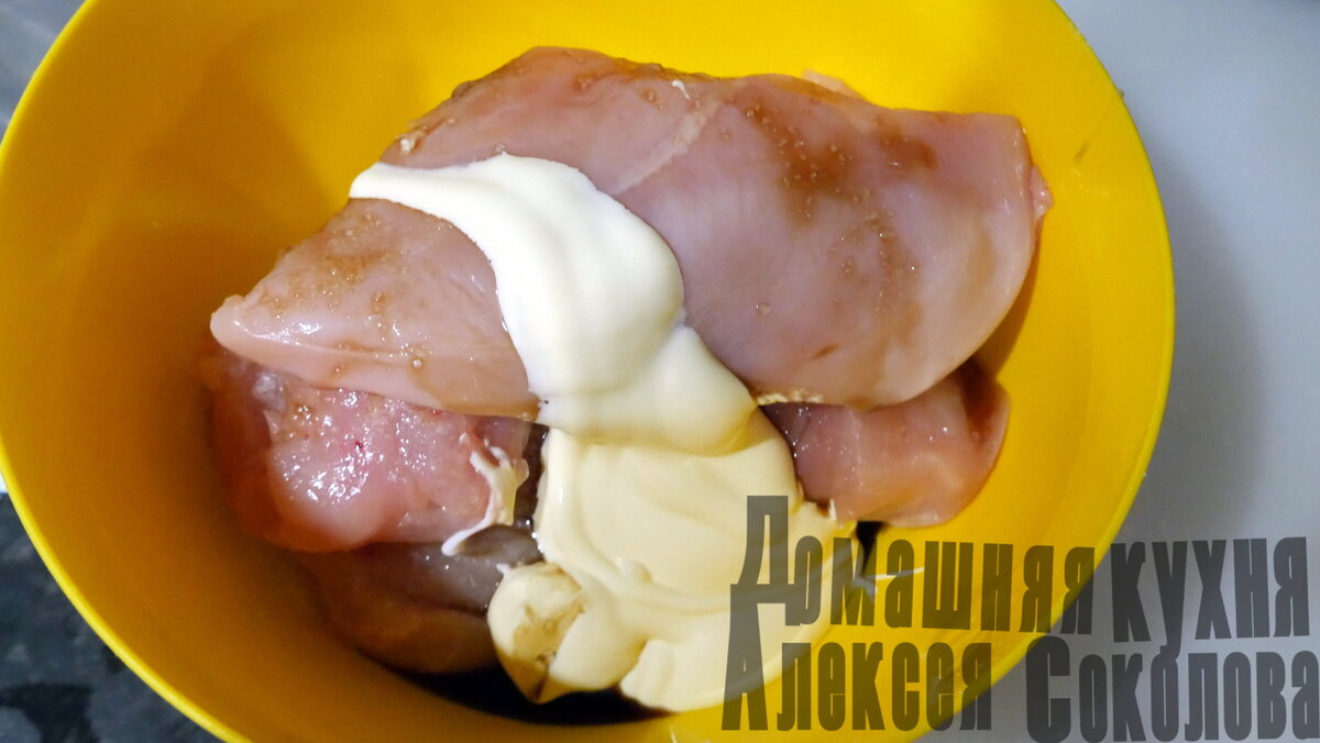 С солью - аккуратнее, потому что соевый соус соленый.