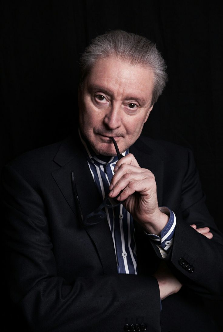 Вениамин Борисович Смехов (род. 10 августа 1940, Москва, РСФСР, СССР) — советский и российский актёр театра, кино, телевидения и дубляжа, режиссёр телеспектаклей и документального кино, сценарист, телеведущий, литератор; лауреат художественной премии "Петрополь" (2000), Царскосельской художественной премии (2009) и премии "Книжный червь" (2020)[2]. Кавалер ордена "За заслуги перед Отечеством" IV степени (2020). Лауреат Российской национальной актёрской премии "Фигаро" (2021)