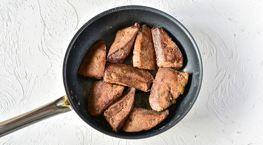 Говяжья печень с луком в сметане (на сковороде) — рецепт с фото пошагово