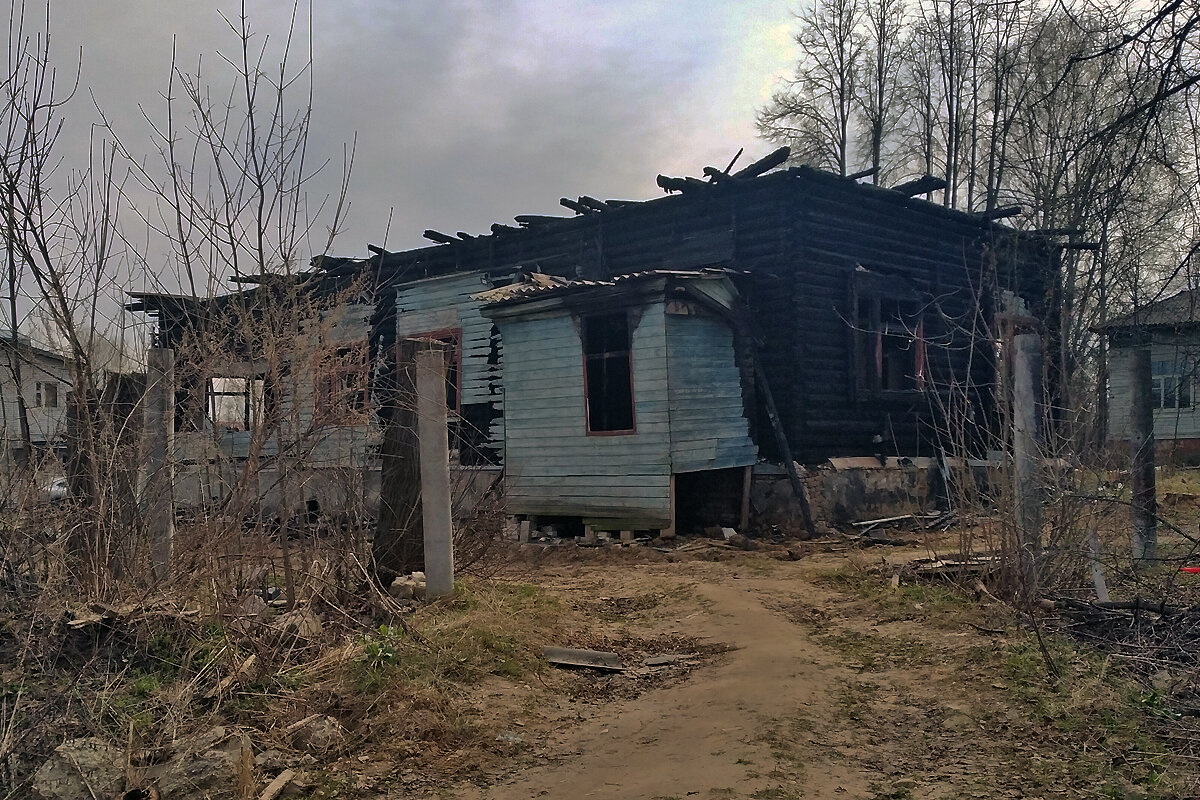 А таким оно стало в прошлом году. Увы, спасительная берлога для алкашей прекратила свое существование...