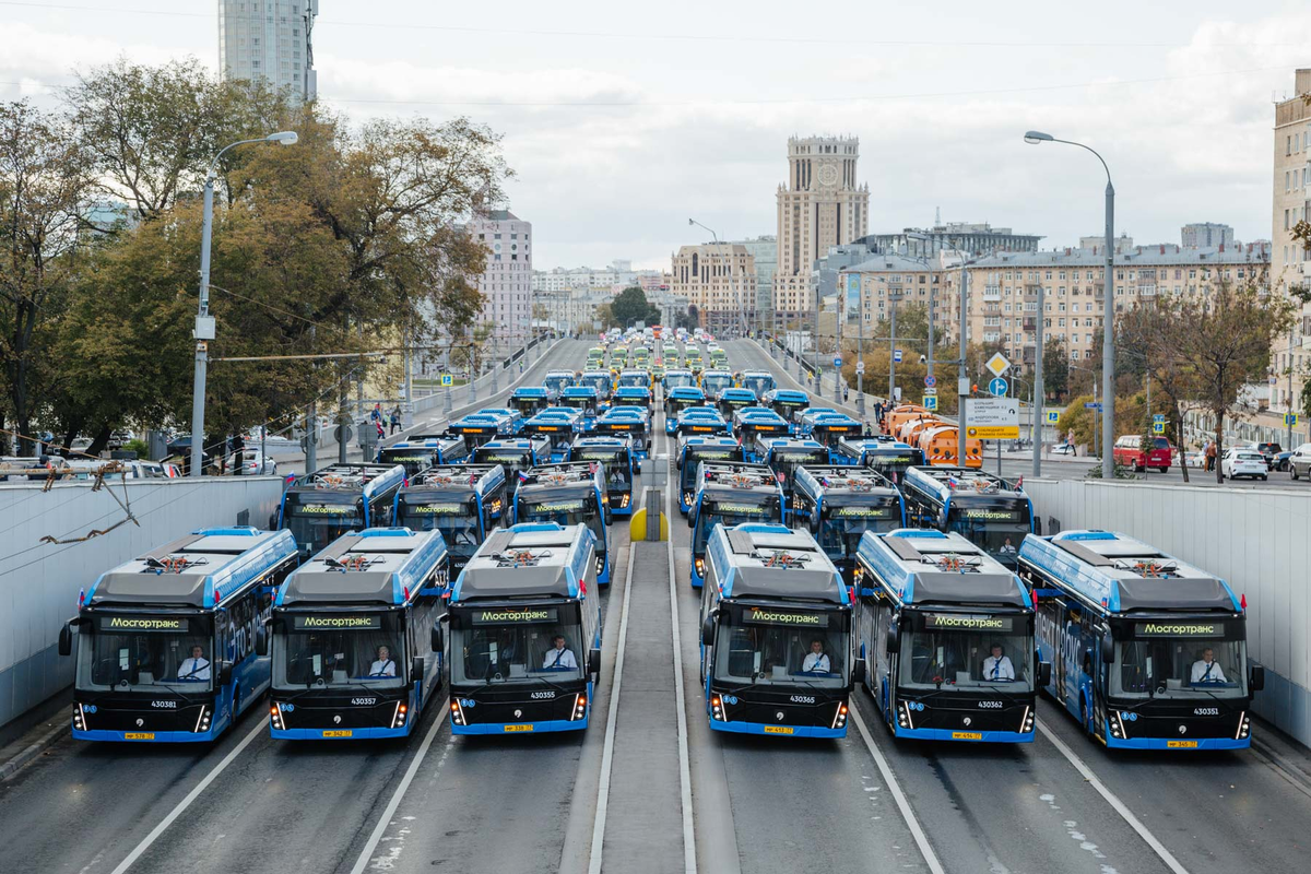 Автобус москва г. Парад в Москве с электробусами. Парад городской техники Мосгортранс. Общественный транспортёр. Общественный трансопр