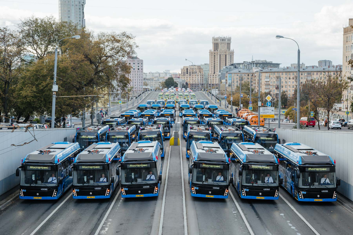 Автотранспорт в режиме реального времени. Парад в Москве с электробусами. Парад городской техники Мосгортранс. Общественный транспортёр. Общественный трансопр.