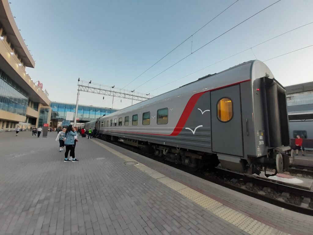 Поезд «Таврия» перевозчика Гранд Сервис Экспресс на вокзале Ростова-на-Дону