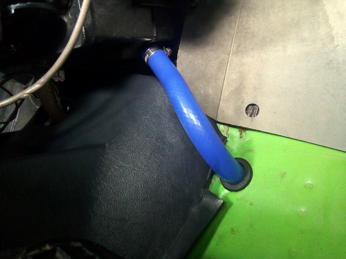 Вот он от радиатора печки идет в моторный отсек и вот внизу резинка для отверстия, которая с внутренней стороны за шлангом была вдавлена наружу.