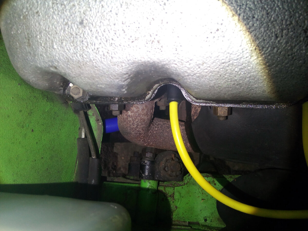 Снял провод со свечи и длинной отверткой достаем до хомута, а надевал снизу.