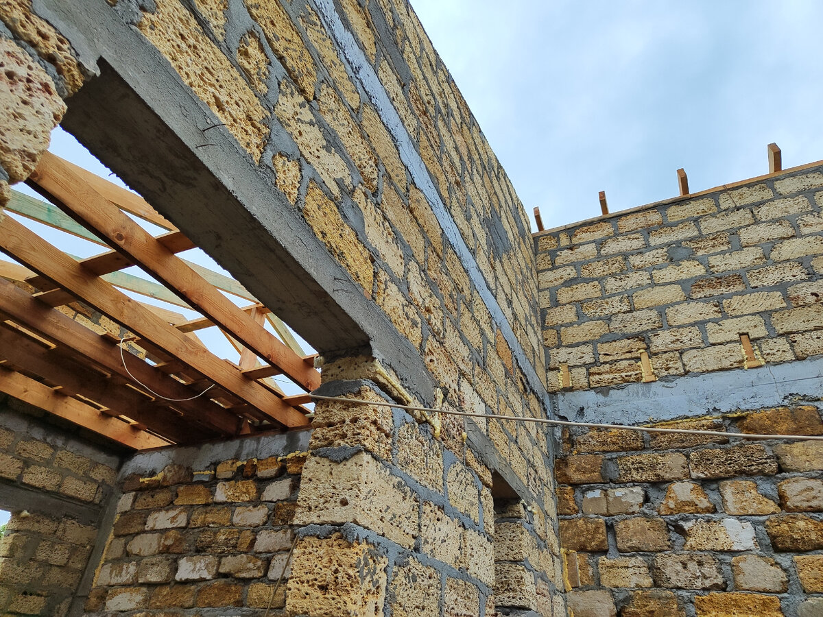 левее сарай, правее домик. Все будет под одной крышей