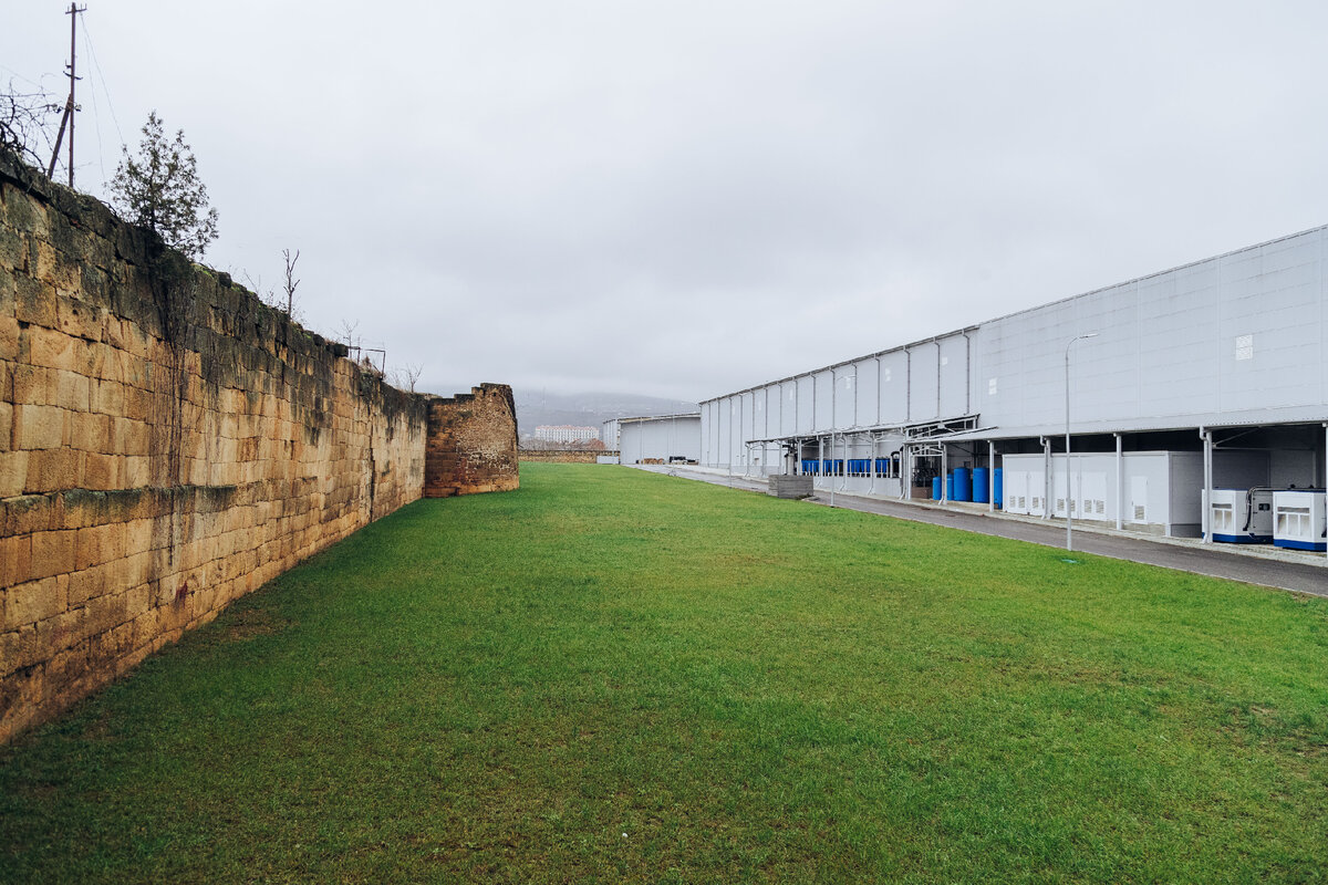 Непосредственно вдоль территории винодельни "Дербент Вино" пролегает северная стена древней крепости Нарын-Кала - главной достопримечательности города