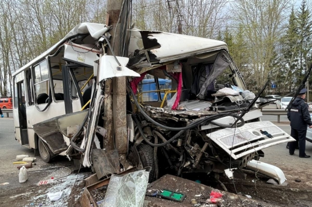    При столкновении автобуса со столбом в Кирове пострадали 22 человека
