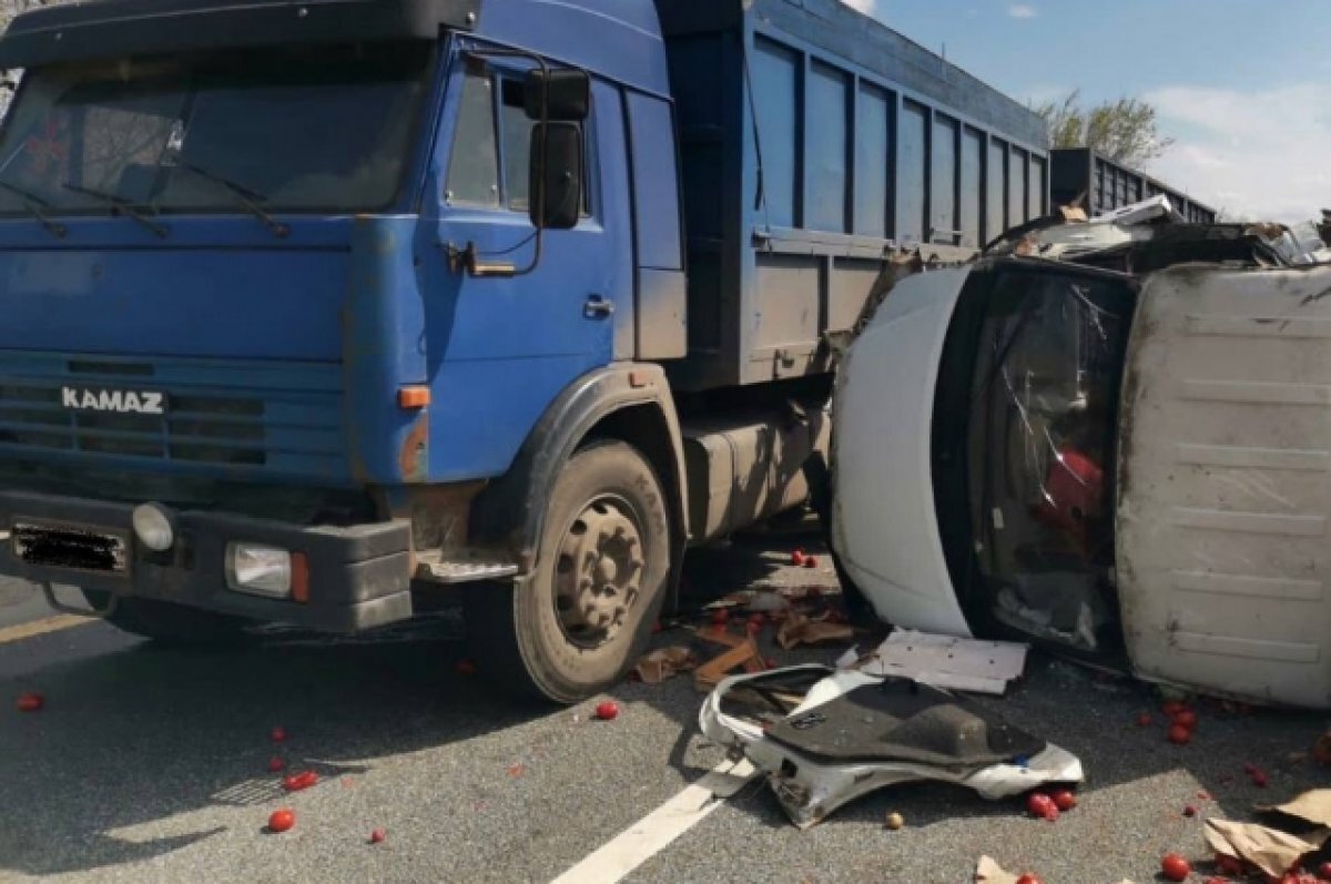    На М-4 «Дон» в Ростовской области перевернулась «Газель» с помидорами