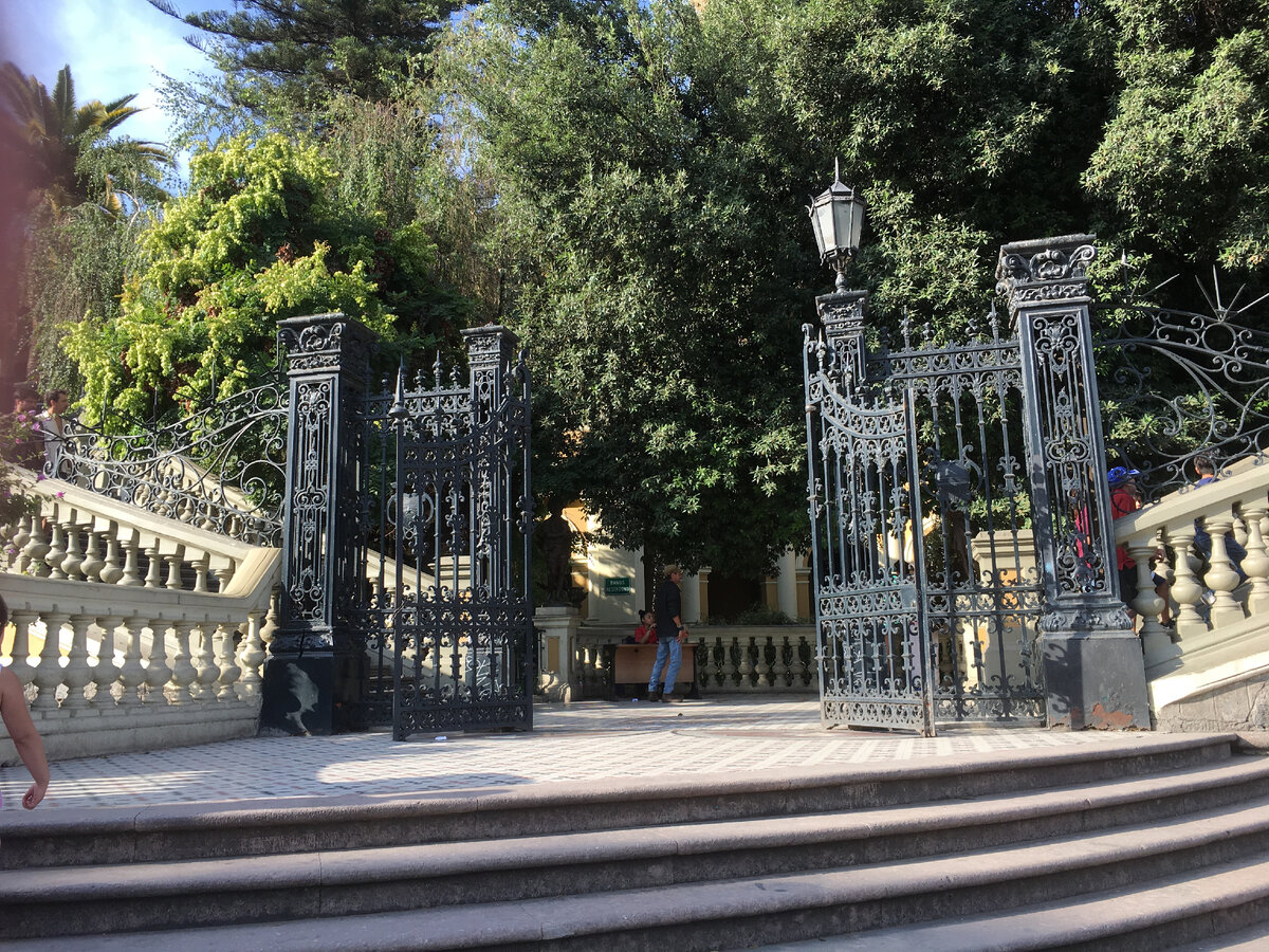 Южный вход со стороны проспекта Аламеда. Фото автора. Листайте галерею, чтобы увидеть больше