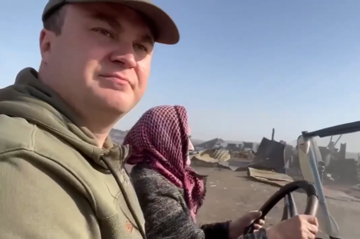    Бабушка на внедорожнике прокатила главу Омской области по выгоревшему селу