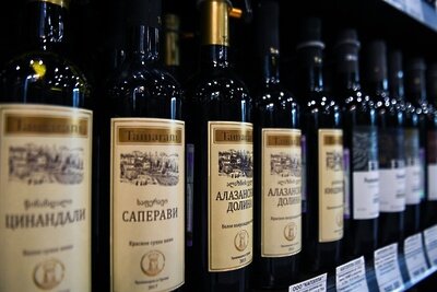    Грузинские вина на полках магазина ©Александр Кряжев РИА Новости
